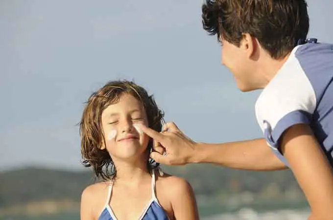 Titan dioxide và Alumina và triethoxycaprylylsilane