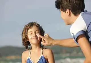 Titan dioxide và Alumina và triethoxycaprylylsilane